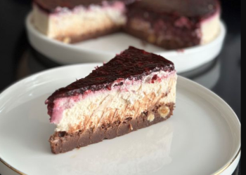 Brownie-basierter Waldfrucht-Käsekuchen