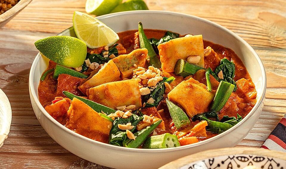 Afrikanischer Peanutstew mit Gemüsemaultaschen