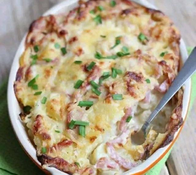Blumenkohlgratin, Kartoffeln, Käse und Schinken