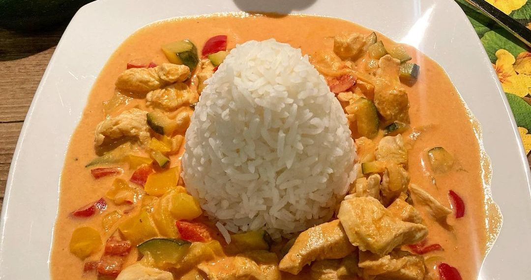 Paprika-Zucchini-Sahne Hähnchen mit Reis