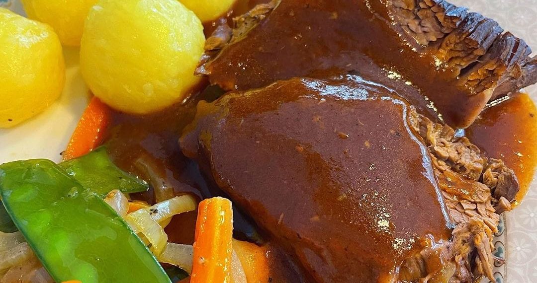 Rinderbraten Klöße Rotkohl oder Karotten und Bohnen