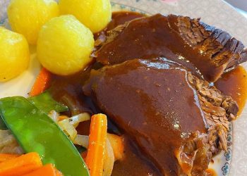 Rinderbraten Klöße Rotkohl oder Karotten und Bohnen