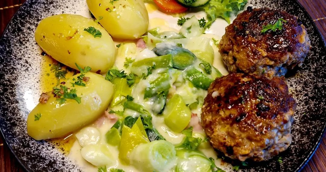 Fleischpflanzerl mit Kartoffel-Lauchgemüse