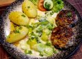 Fleischpflanzerl mit Kartoffel-Lauchgemüse