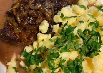 Zwiebelrostbraten auf „schwäbisch“ mit Trollingersößle und Spätzle