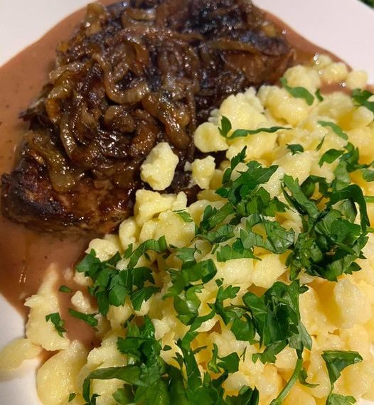 Zwiebelrostbraten auf „schwäbisch“ mit Trollingersößle und Spätzle