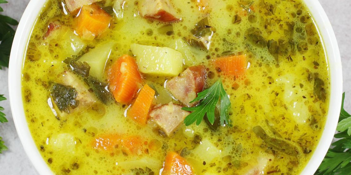 Omas Kartoffelsuppe mit Würstchen