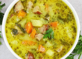 Omas Kartoffelsuppe mit Würstchen