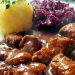 Rindergulasch mit Knödel und Apfel-Rotkohl