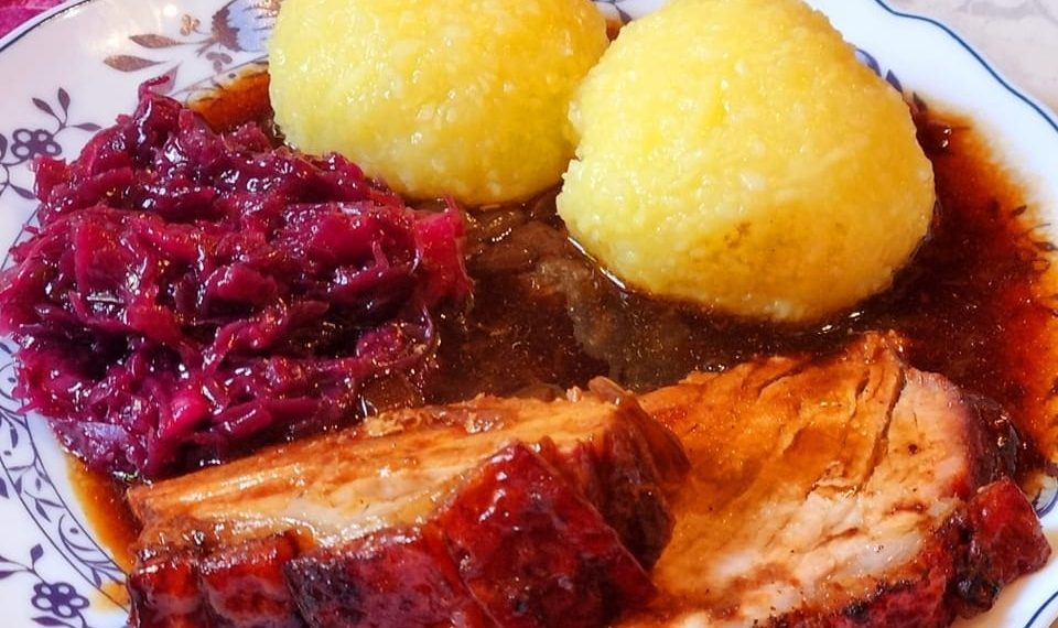 Schweinekrusten braten mit Klösse und Rotkohl