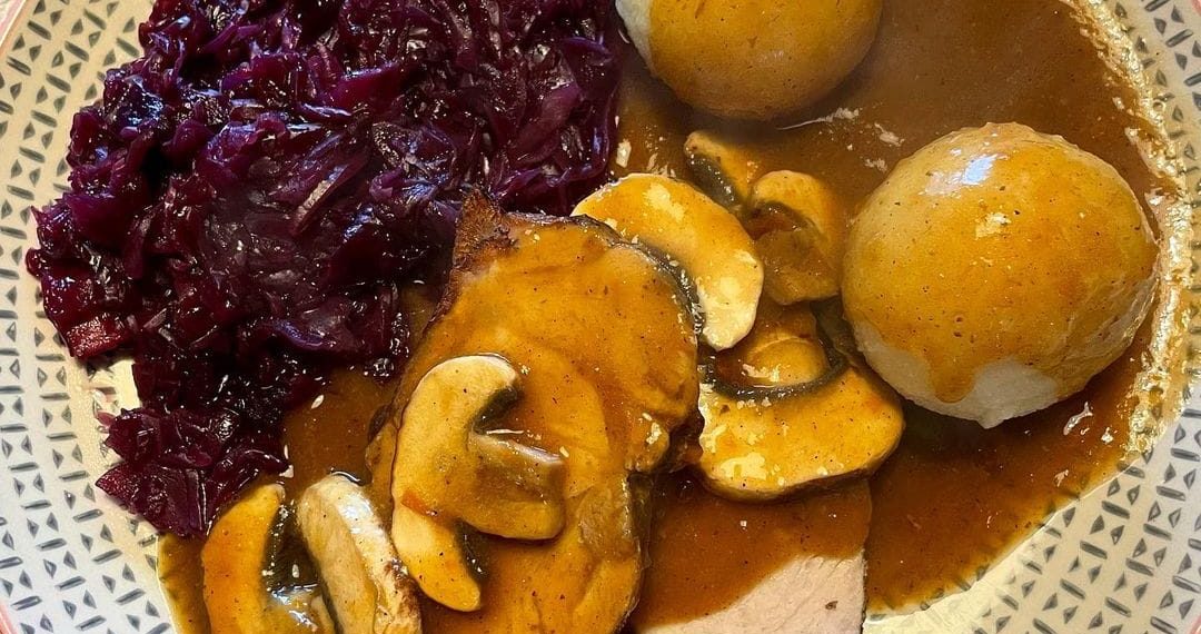 Schweinebraten mit Rotkohl und Knödeln