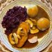 Schweinebraten mit Rotkohl und Knödeln