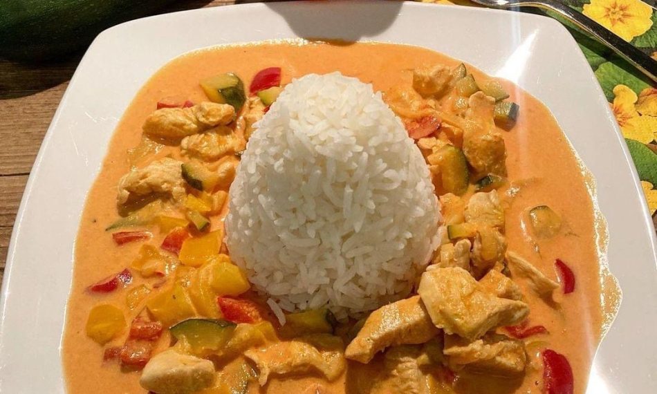 Paprika-Zucchini-Sahne Hähnchen mit Reis