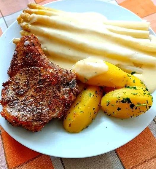 Spargel mit Sauce Hollandaise, neuen Kartoffeln und Kalbfleisch