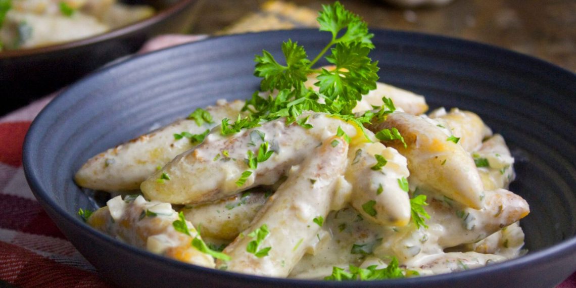 Gaumenfreude pur: Hühnersteaks in Champignon-Knoblauch-Sauce mit gebratenen Schupfnudeln