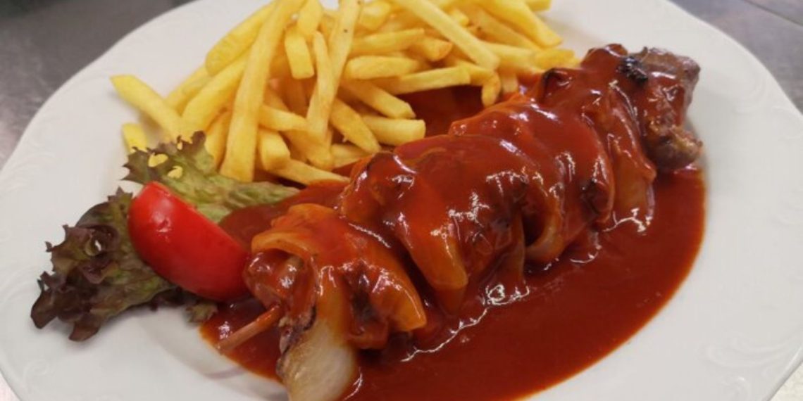 Schaschlik mit Pommes