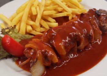 Schaschlik mit Pommes