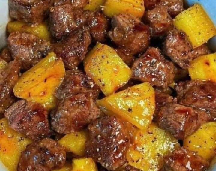 Steak und Kartoffeln in der Pfanne