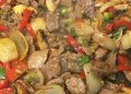 Chinesisches Rindfleisch mit Zwiebeln und Paprika