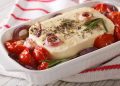 Einfache Gebackener Feta mit Kräutern und Tomaten