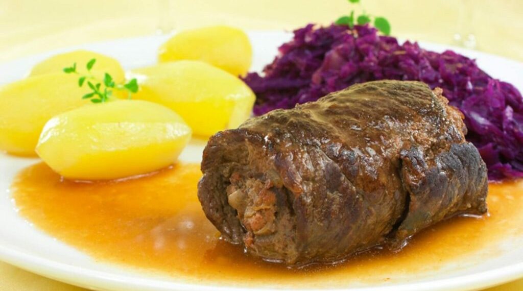Rouladen mit Rotkohl und Kartoffeln