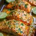 Gebackener Lachs mit Honig-Limetten-Knoblauchbutter