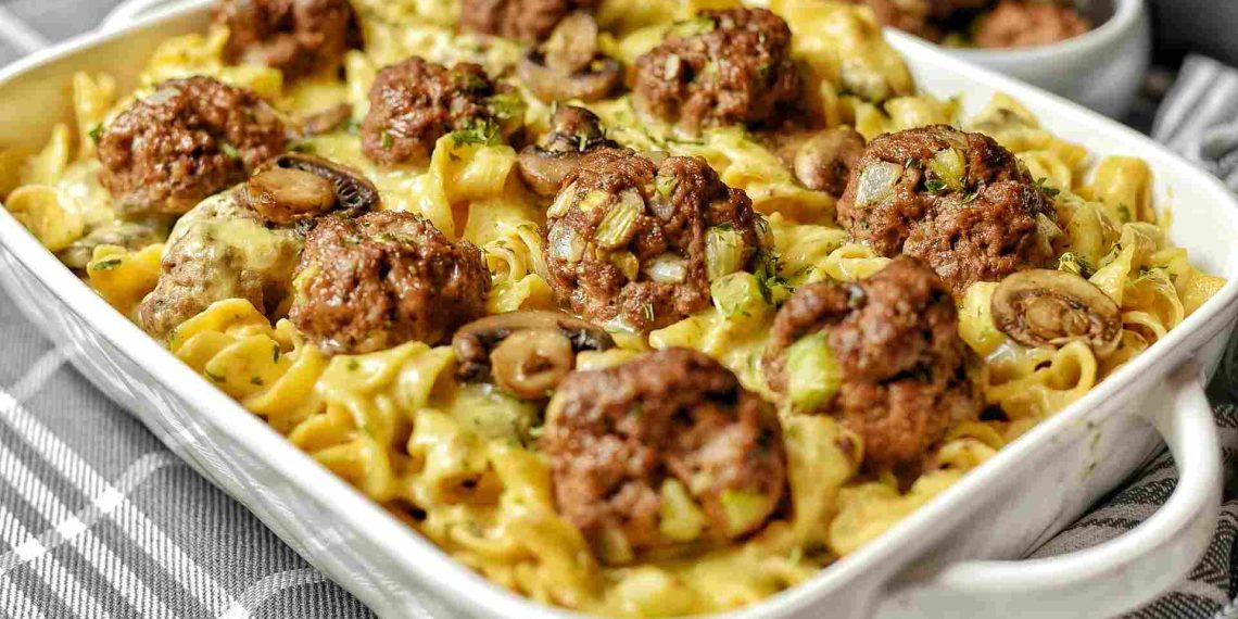 Nudeln mit Pilzsoße und Hackbällchen