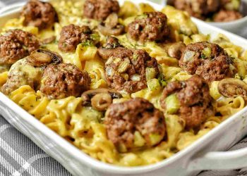 Nudeln mit Pilzsoße und Hackbällchen