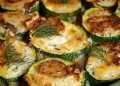 Zucchinischeiben mit Knoblauch und saurer Sahne überbacken
