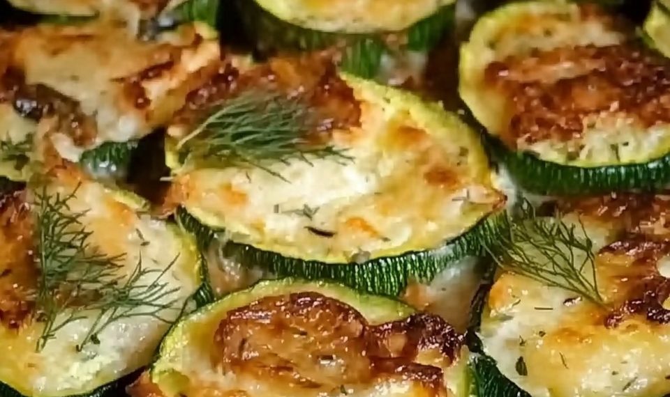 Zucchinischeiben mit Knoblauch und saurer Sahne überbacken