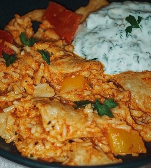 Schnelle und leckere Paprika-Reispfanne mit cremiger Joghurtsauce – ein einfaches Rezept