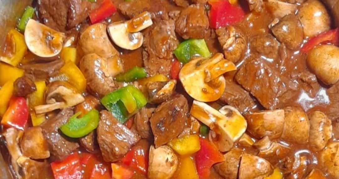 Rindergulasch mit Paprika und Champignons