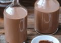 Ich verühre 0,8 Liter Rum mit 450 g Nutella für den Likör