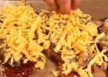 Perfektes Abendessen: Hähnchenfilet mit Champignons, Zwiebeln und Käse im Ofen 