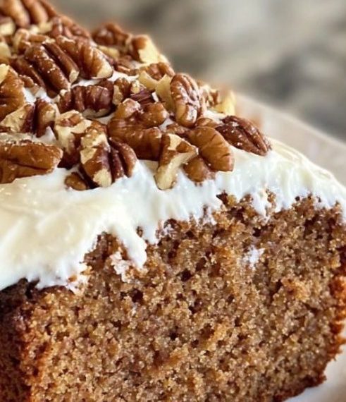 Proteinreicher Karottenkuchen mit griechischem Joghurt-Frosting