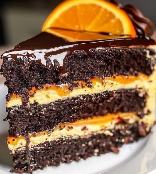 Dekadenter Schokoladen-Fudge-Kuchen mit gesalzenem Karamell und dunklem Schokoladen-Ganache-Genuss