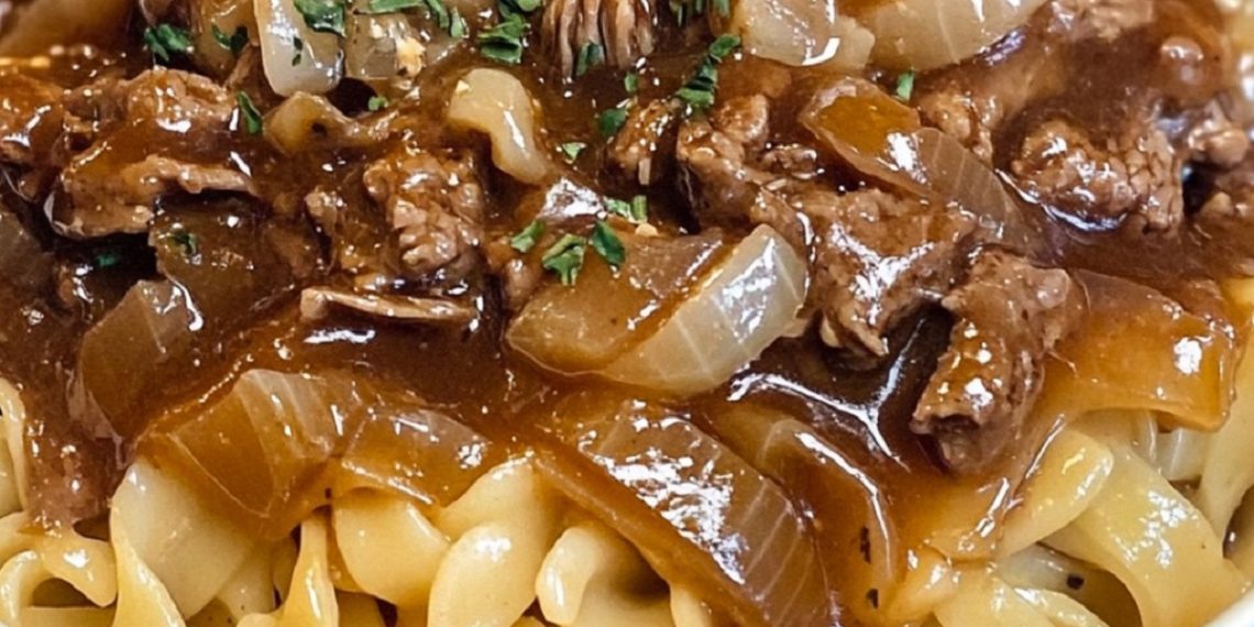 Französische Zwiebel-Rindfleisch-Nudeln: Ein herzhaftes Rezept mit einer cremigen Soße
