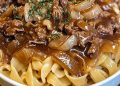 Französische Zwiebel-Rindfleisch-Nudeln: Ein herzhaftes Rezept mit einer cremigen Soße