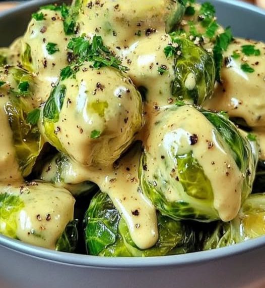 Rosenkohl in cremiger Frischkäse-Senfsauce – So wird’s zum Lieblingsgemüse
