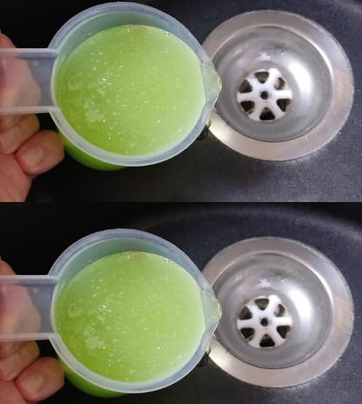 Dies befreit den Abfluss besser als eine Maschine. Der Gestank verschwindet sofort