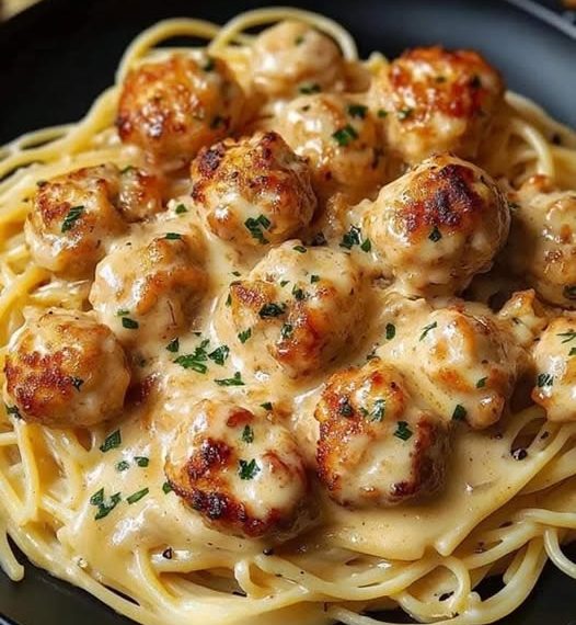 Knoblauchbutter-Hähnchenbissen mit Parmesan-Pasta
