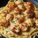 Knoblauchbutter-Hähnchenbissen mit Parmesan-Pasta