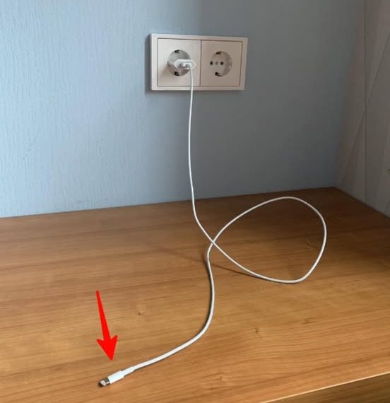 Lassen Sie das Ladegerät niemals ohne Ihr Telefon in einer Steckdose eingesteckt.