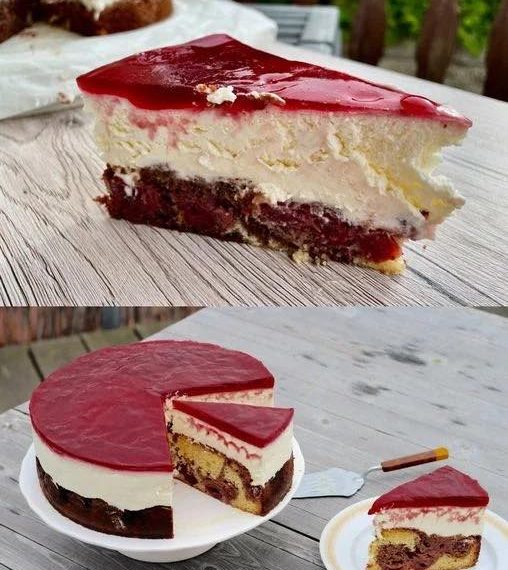 Geschmacklich erinnert mich bisschen an Donauwelle, ist aber leichter und schmeckt viel frischer