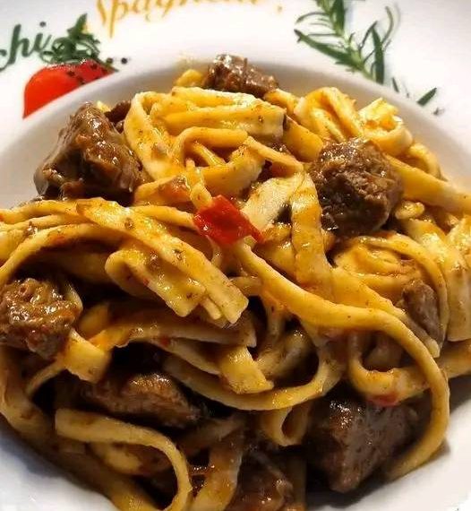 Gulasch mit Spätzle