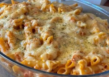 Überbackene Nudeln in cremiger Tomatensoße