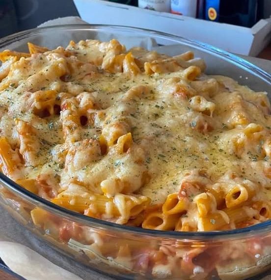 Überbackene Nudeln in cremiger Tomatensoße