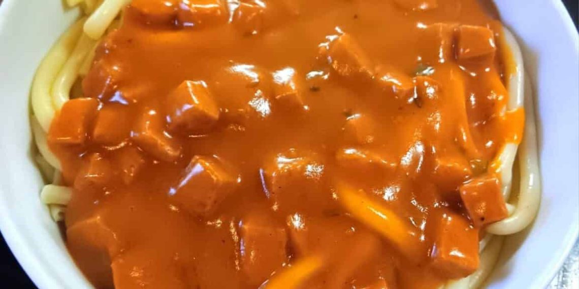 Makkaroni mit Tomatensoße und Jagdwurst