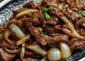 Karamellisiertes Rindfleisch mit Zwiebeln und Sojasauce