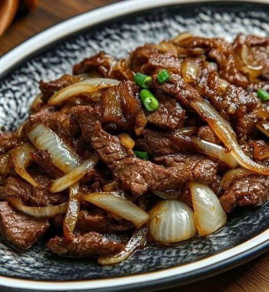 Karamellisiertes Rindfleisch mit Zwiebeln und Sojasauce